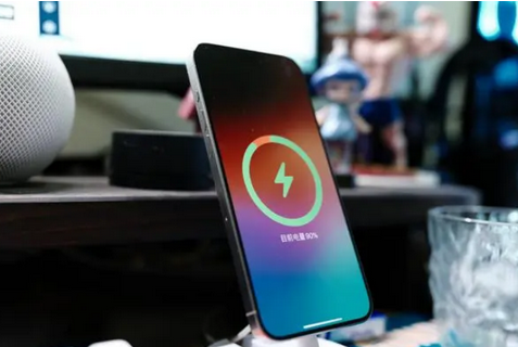 新沂苹果15换屏服务分享用什么充电器给iPhone15充电更好 